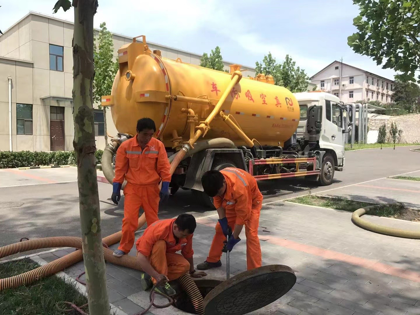 太谷管道疏通车停在窨井附近